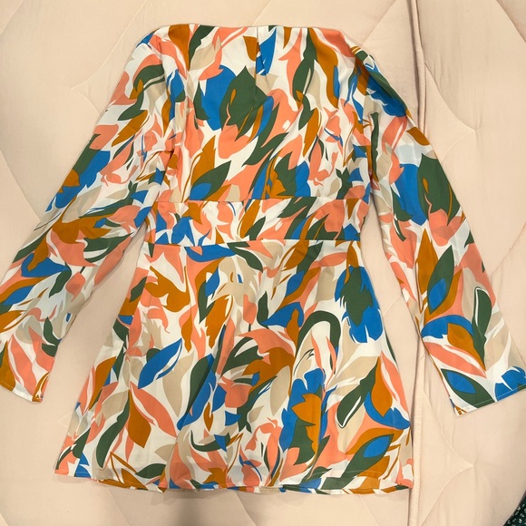 Stand Out printed mini dress- size Medium - Picture 4 of 4